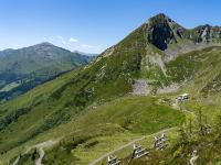 Österreich - Spieljochrunde - Höhenweg Anstiegstiefblick zur Gartalm Hochleger mit Kuhmesser